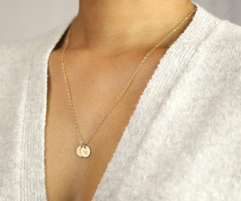 Initial Halskette. Benutzerdefinierte Kleine Disk Personalisierte Kreis-Anhänger. Initialen, Symbole Anhänger. 14K Gold Fill, Sterling Silber Initial Halskette. Benutzerdefinierte Kleine Disk Personalisierte Kreis-Anhänger. Initialen, Symbole Anhänger. 14K Gold Fill, Sterling Silber von KESTJewelry