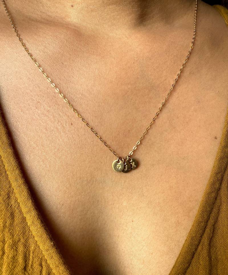 Initial Halskette. Gold, Silber Oder Rosegold. Disc Initialen Mütter Geschenk. Personalisierter Anhänger Mit Mehreren Initialen. Halskette Für Frauen von KESTJewelry