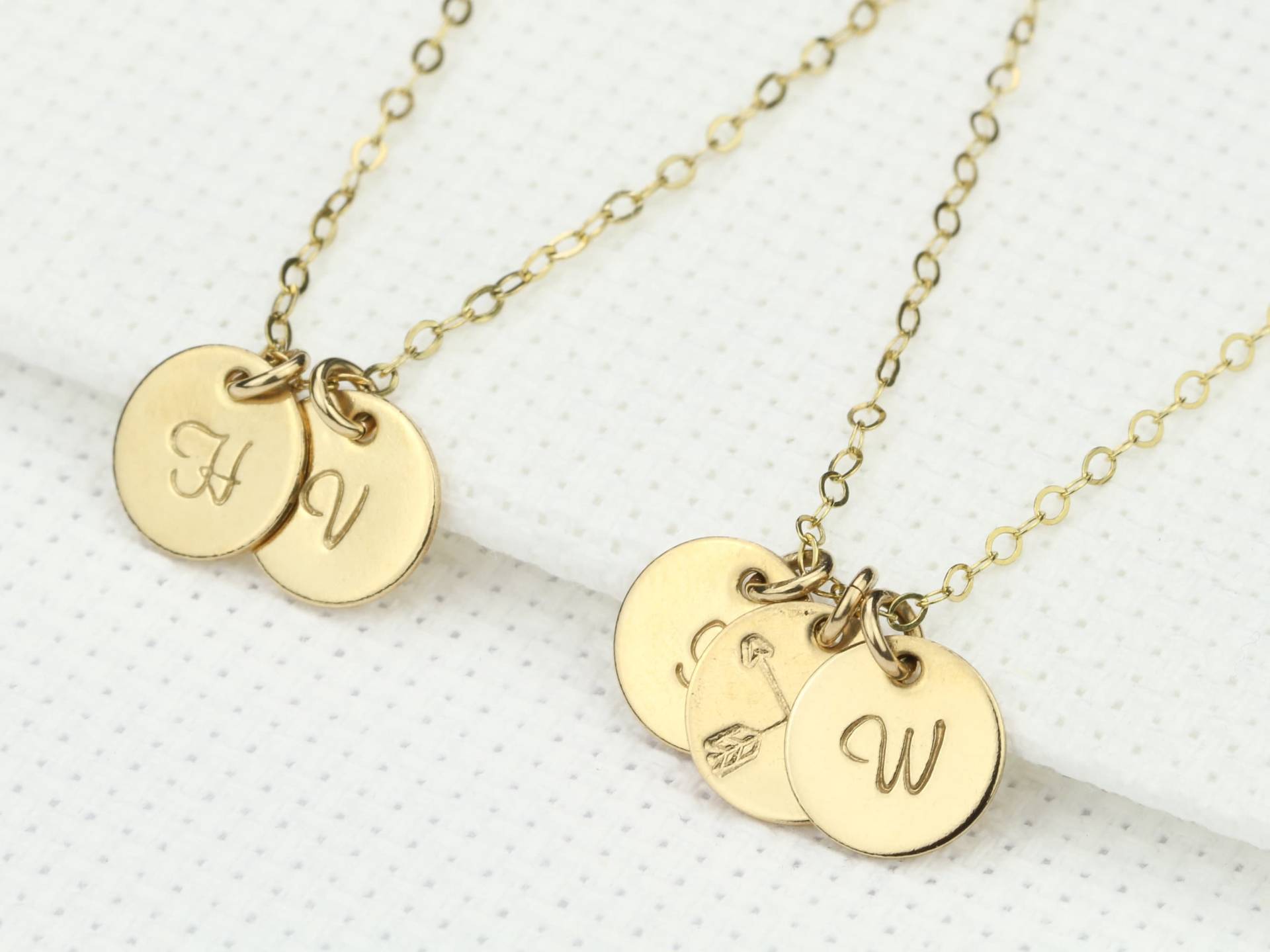 Initial Halskette. Personalisierte Kinder Initialen Mehrfach Charm Disk. 14K Goldfill. Silber. Rose Gold Geschenk Für Sie Initial Halskette. Personalisierte Kinder Initialen Mehrfach Charm Disk. 14K Goldfill. Silber. Rose Gold Geschenk Für Sie von KESTJewelry