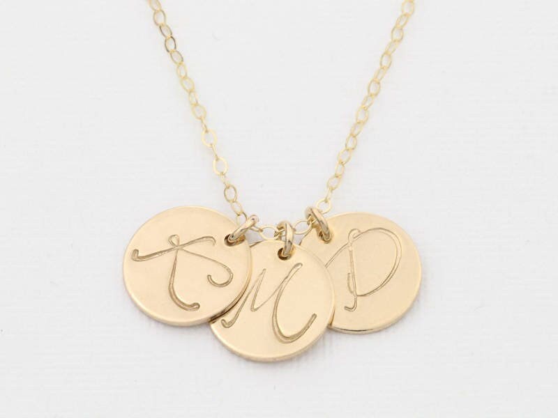 Initiale Scheibe Halskette. Personalisierter Buchstabe Anhänger in 14K Gold Filled, Sterling Silber Oder Rose Gold. Mittlere Scheibe. Neue Mama Initiale Scheibe Halskette. Personalisierter Buchstabe Anhänger in 14K Gold Filled, Sterling Silber Oder Rose Gold. Mittlere Scheibe. Neue Mama von KESTJewelry