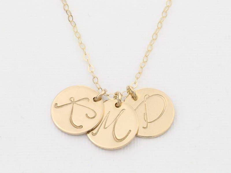 Initiale Scheibe Halskette. Personalisierter Buchstabe Anhänger in 14K Gold Filled, Sterling Silber Oder Rose Gold. Mittlere Scheibe. Neue Mama Initiale Scheibe Halskette. Personalisierter Buchstabe Anhänger in 14K Gold Filled, Sterling Silber Oder Rose Gold. Mittlere Scheibe. Neue Mama von KESTJewelry