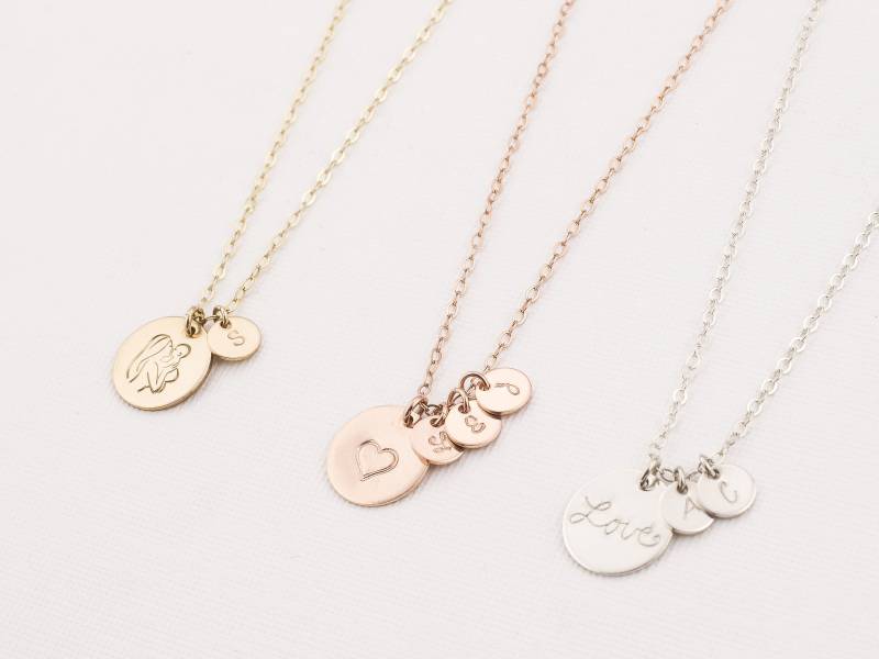 Personalisierte Halskette Mit Kleinen Anhängern. Benutzerdefinierte Kinder Initialen Geschenk Für Mama. Gold, Silber, Rose Gold Schmuck von KESTJewelry