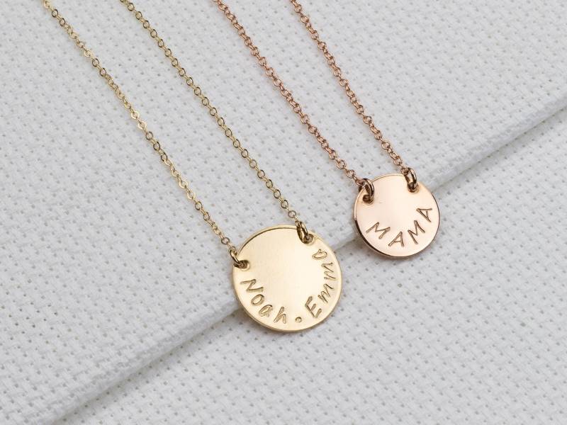 Zarte Namenskette. Personalisierte Scheibe Mit Kinder Namen. Familie Halskette. Perfektes Geschenk Für Sie. Mama Mutter Geschenk von KESTJewelry