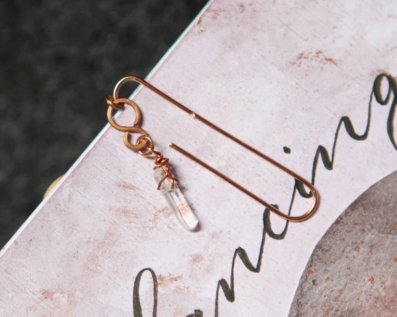 Paperclip Mit Klarem Quarzpunkt Und Handgefertigtem Unendlichkeitsschild Aus Kupfer von KESdesignForYOU
