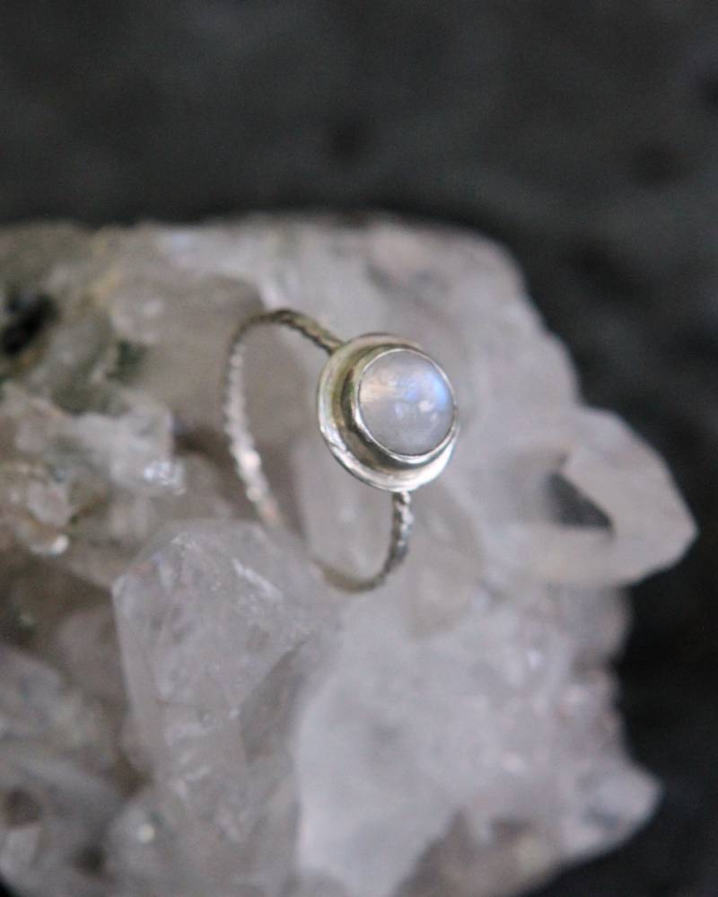 Silberschmiede Rund Regenbogen Mondstein Ring in Sterling Silber - Maßanfertigung Auf Bestellung von KESdesignForYOU