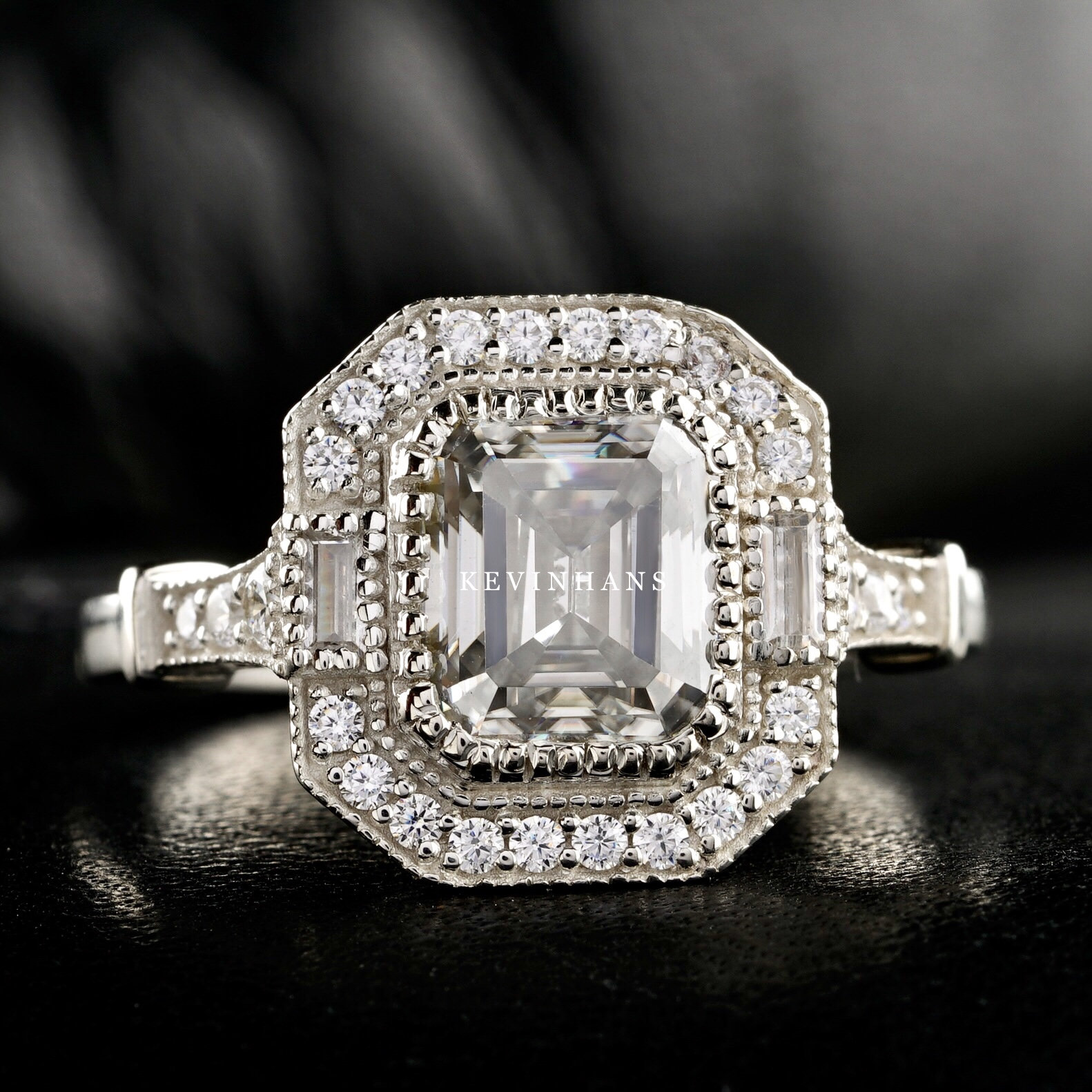 2.22 Tw Farbloser Moissanit Smaragd Verlobungsring, Halo 14K Weißgold Diamantring, Einzigartiger Ehering, Art-Deco-Ring von KEVINHANSstore