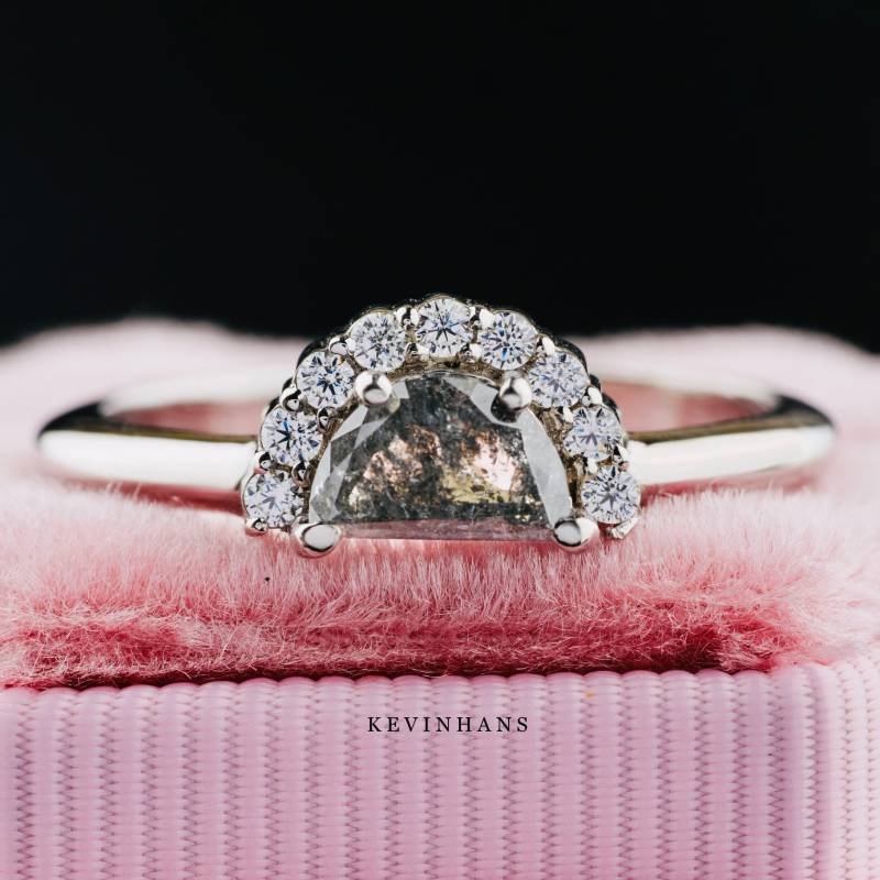 Halbmond Ring, 1.10 Tcw Salz Und Pfeffer Diamant 14K Weißgold Verlobungsring, Cluster Diamantring von KEVINHANSstore