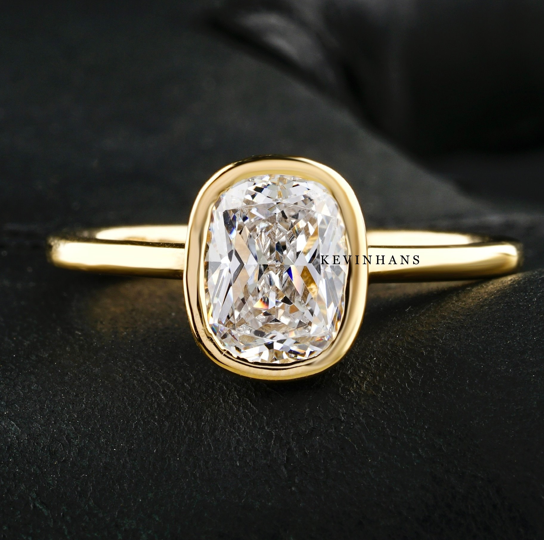 Länglicher Moissanitring Im Kissenschliff, 14K Gelbgold Kissen Verlobungsring, Lünette Mit Verstecktem Halo Solitaire Ring, Moissanit Kissenschliff von KEVINHANSstore