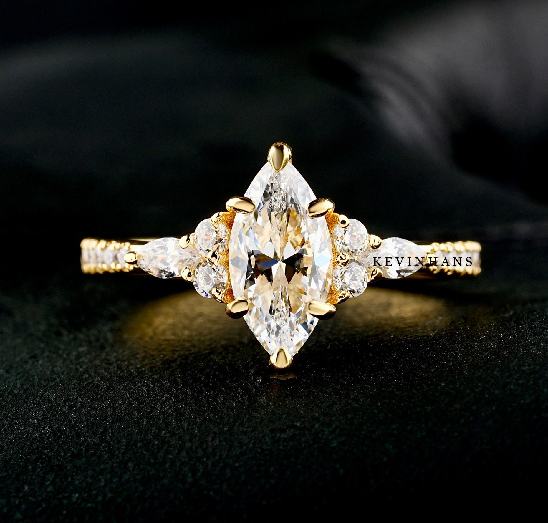 Marquise Diamant Verlobungsring, 14K Gelbgold Ehering, Moissanite Mit Seitlichen Akzentsteinen Jubiläumsring, Solitärring von KEVINHANSstore