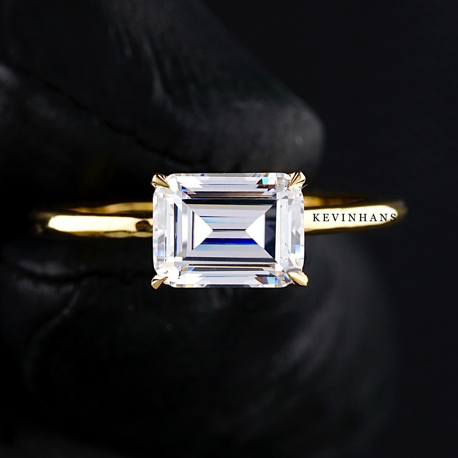 Solitär Verlobungsring Smaragdschliff Ost-West 14K/18K Gelbgold, 2 Ct Moissanite Smaragdschliffring, Für Immer Ehering von KEVINHANSstore