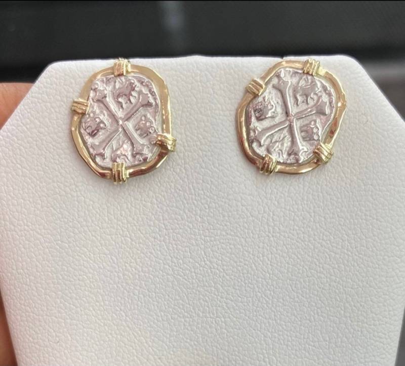 Atocha Mini Münzohrstecker in 14Kt Massivgoldfassung von KEYWESTTREASURESHOP