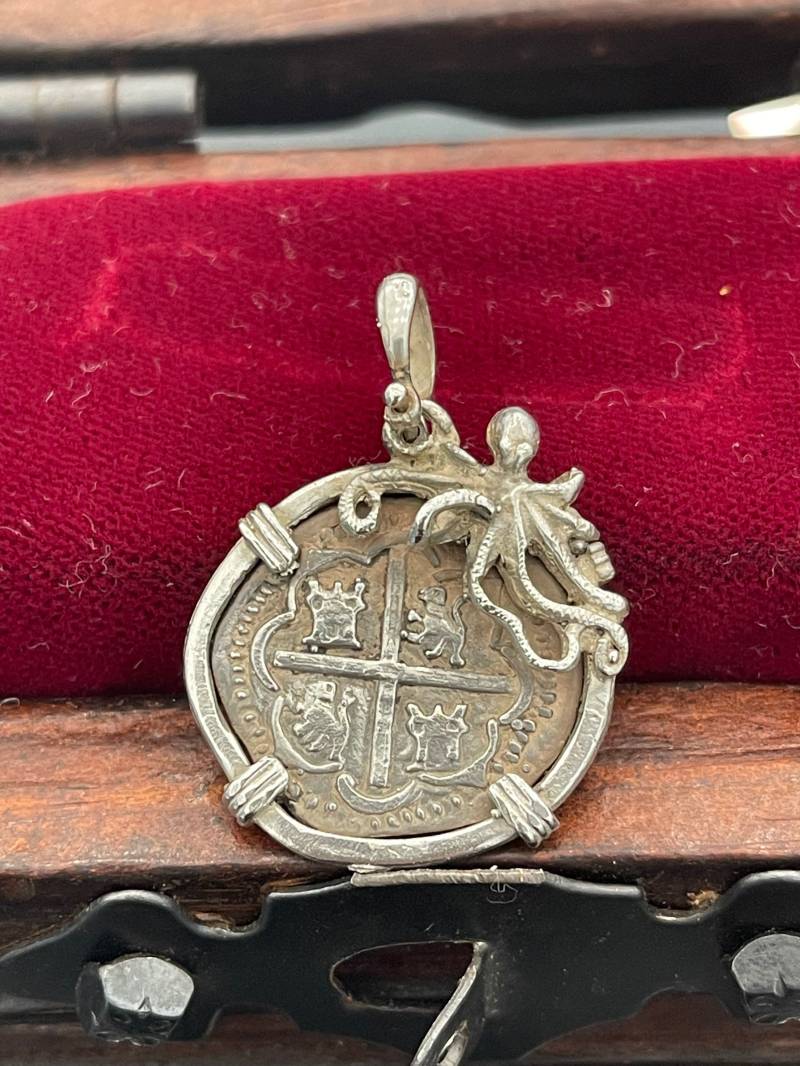 Atocha Schiffbruch Schatz Mel Fisher Silber Münze Anhänger in Oktopus Lünette von KEYWESTTREASURESHOP