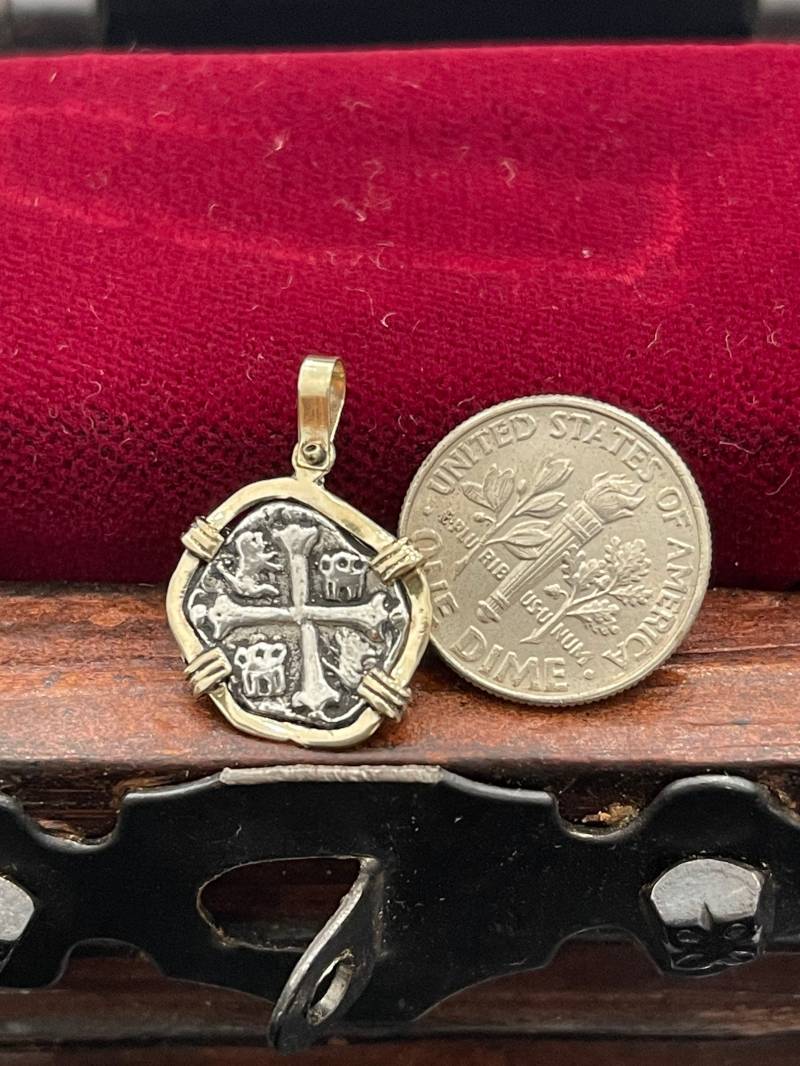 Atocha Shipwreck Schatz Mel Fisher Silber Münze Anhänger in 14K Gold Lünette von KEYWESTTREASURESHOP