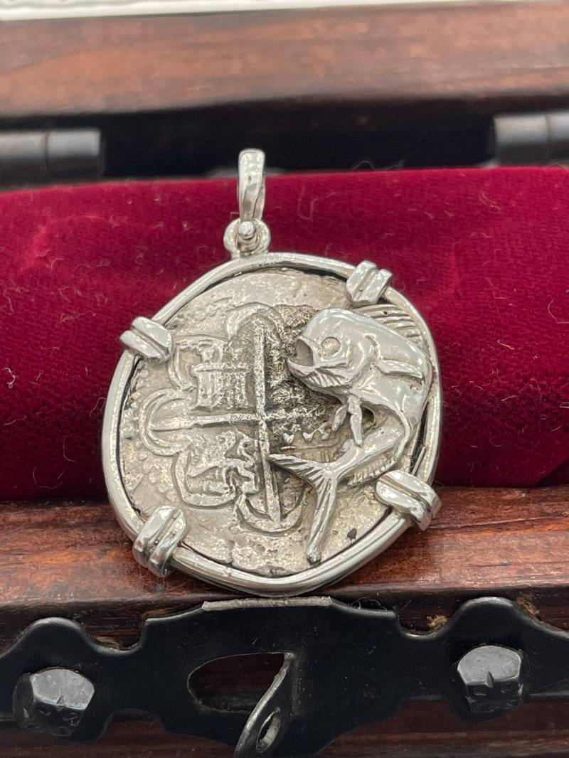 Atocha Shipwreck Schatz Mel Fisher Silber Münze Anhänger in Fisch Lünette von KEYWESTTREASURESHOP