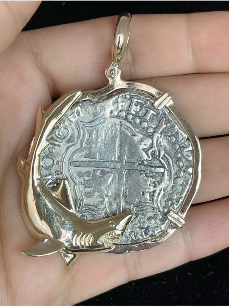 Atocha Shipwreck Treasure Mel Fisher Silber Münze Anhänger in 14Kt Massivem Gold Hai Lünette von KEYWESTTREASURESHOP