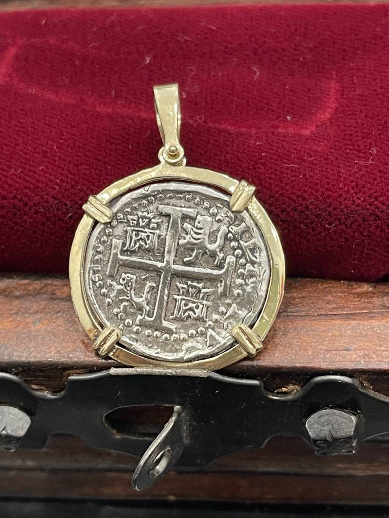 Atocha Shipwreck Treasure Mel Fisher Silber Münze Anhänger in 14Kt Massiver Goldfassung von KEYWESTTREASURESHOP