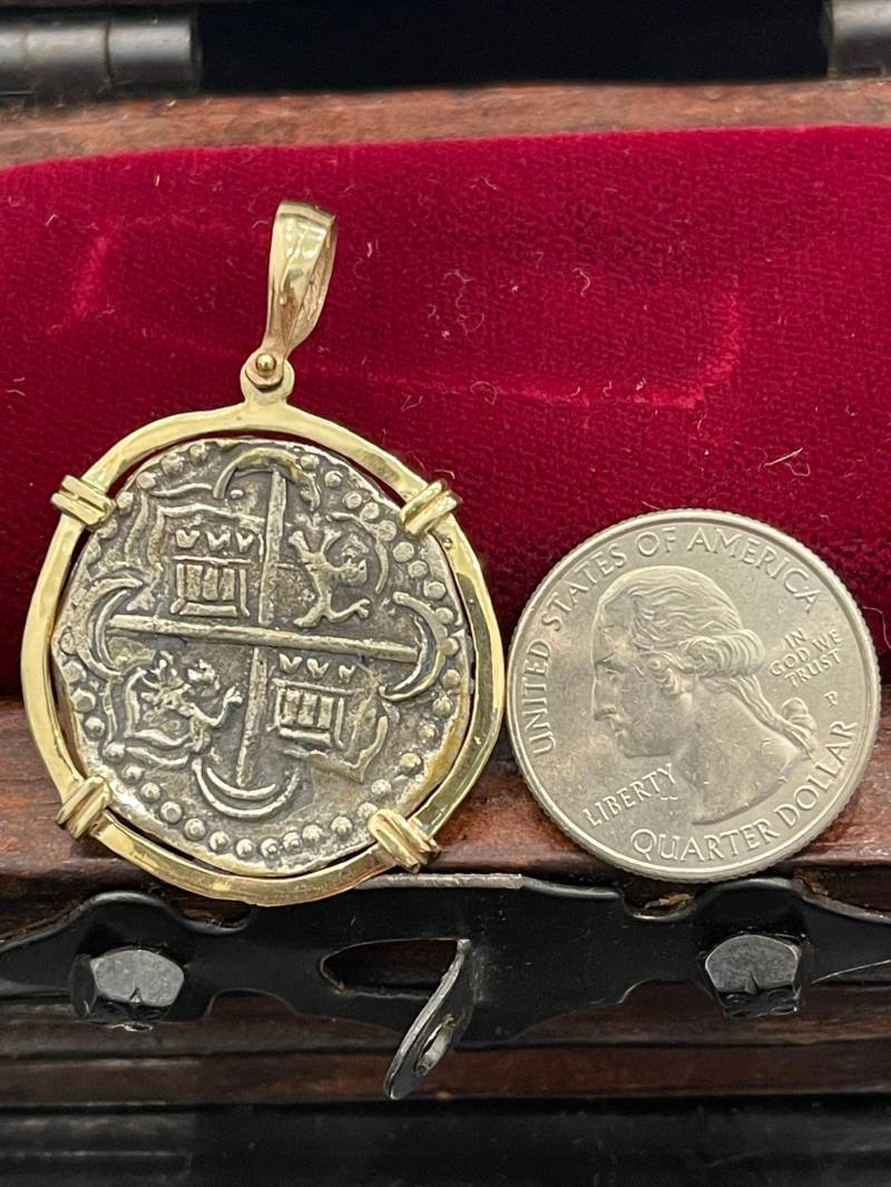 Atocha Shipwreck Treasure Mel Fisher Silber Münze Anhänger in 14Kt Massiver Goldfassung von KEYWESTTREASURESHOP