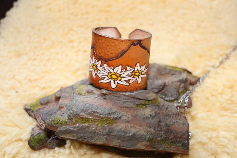 Handpunziertes Lederarmband Mit Edelweiß Und Der Siluette Vom Berg Watzmann Berchtesgaden von KFBastelbude