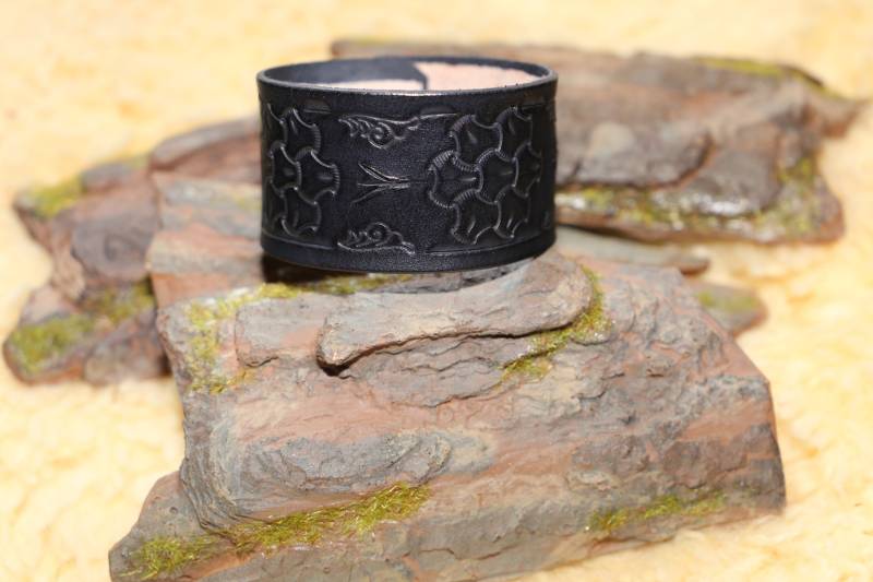Handpunziertes Lederarmband Mit Muster Handpunziertes Lederarmband Mit Muster von KFBastelbude
