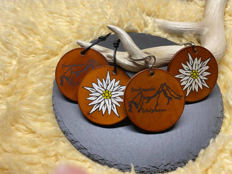Schlüsselanhänger Rund Für Heimatverbundene Aus Robustem Rinderleder Mit Schlüsselring Und Lederschlaufe. Motiv Watzmann/Edelweiss Schlüsselanhänger Rund Für Heimatverbundene Aus Robustem Rinderleder Mit Schlüsselring Und Lederschlaufe. Motiv Watzmann/Edelweiss von KFBastelbude