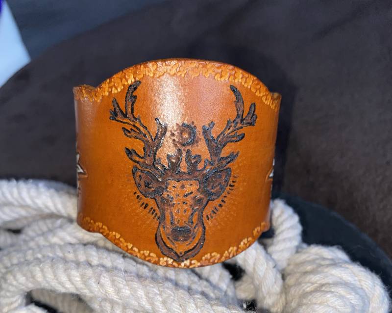 Trachten Lederarmband Mit Dem Motiv Hirschkopf Und Edelweiß Bemalt von KFBastelbude