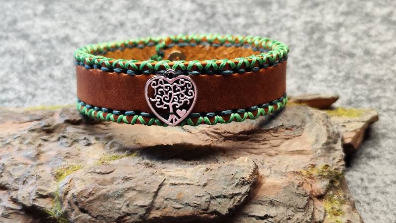 Trachtenarmband Mit Herz Und Lebensbaum Aus Leder Ziernaht von KFBastelbude