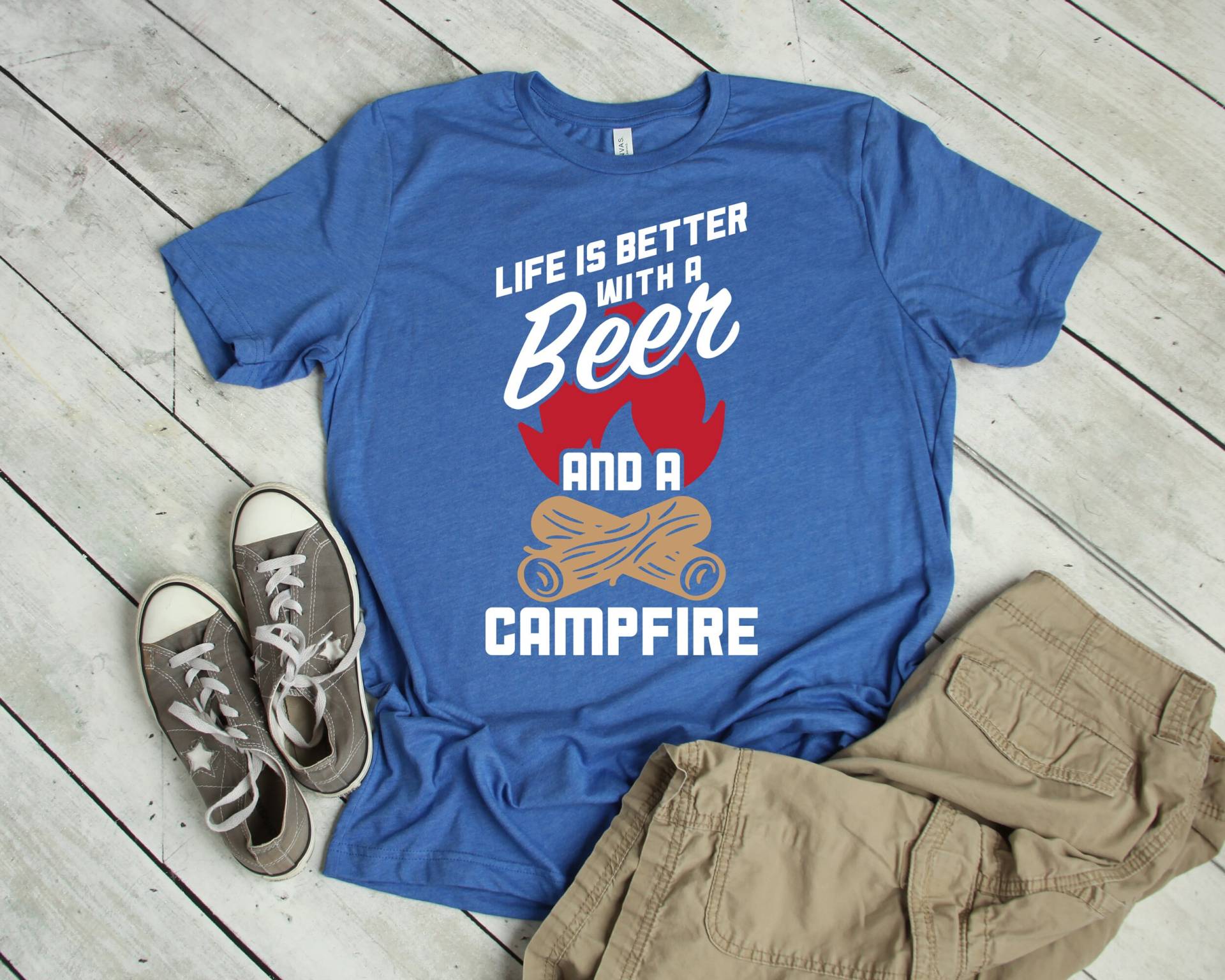 Lustige Camping Und Trinken T-Shirt Besser Mit Bier Lagerfeuer Kurzarm Unisex von KGApparelGoods