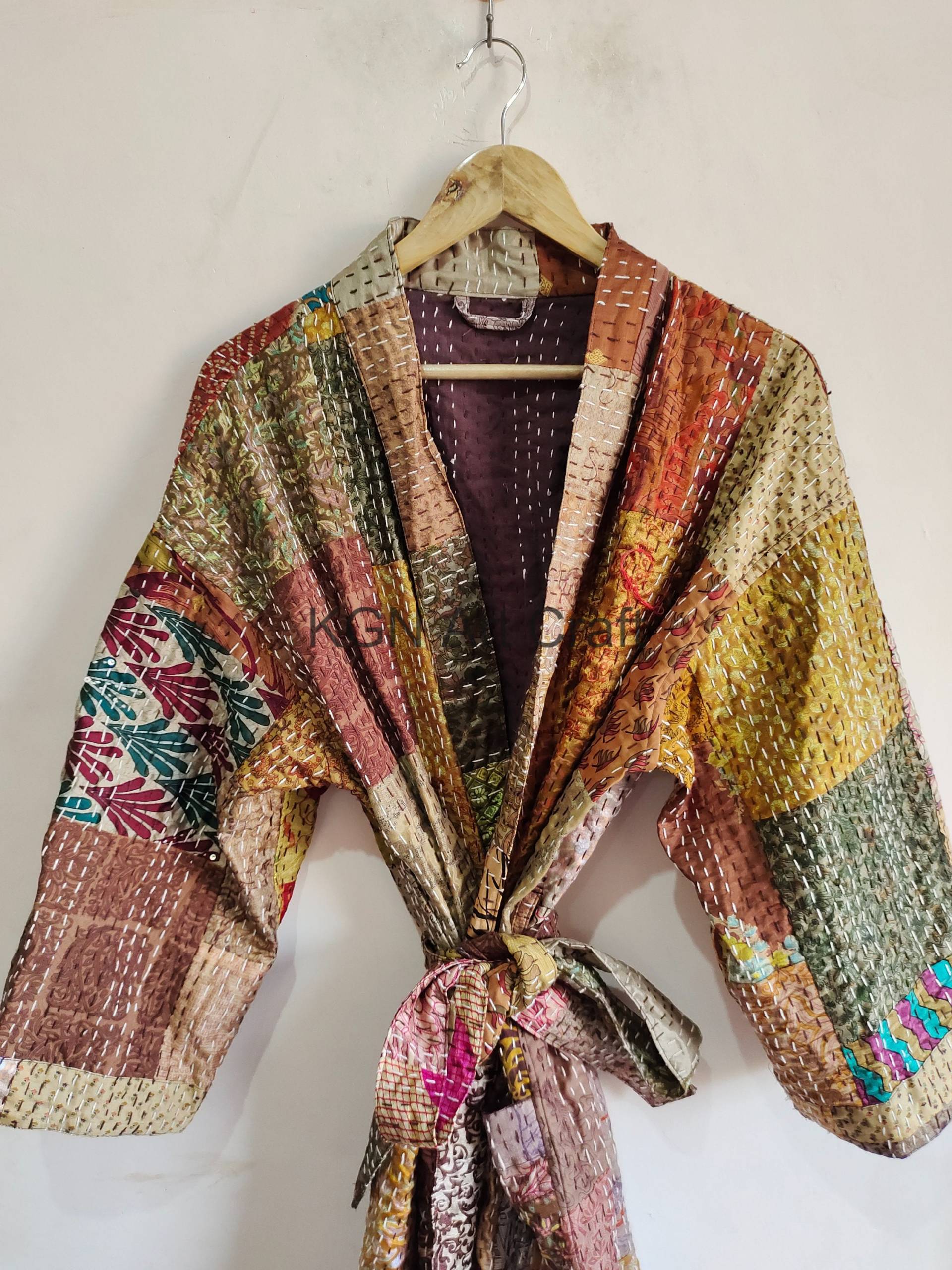 Hausmantel Robe Nachtkleid Morgenmantel Free Size Tunika Patchwork Multicolor Seide Kantha Gesteppt Kimono Mit Tasche Und Gürtel Näher von KGNArtCraft