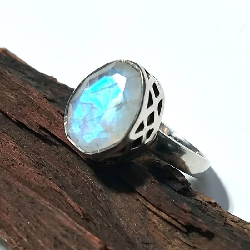 Handgemachter Regenbogen Mondstein Ring 925 Sterling Silber Facettierter Edelstein von KGNSilverJewellery