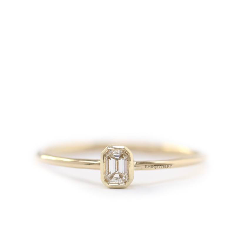 Gia Zertifizierter 0, 33 Karat Diamantring Im Smaragdschliff - 14K Gold Lünette von KHIMJEWELRY