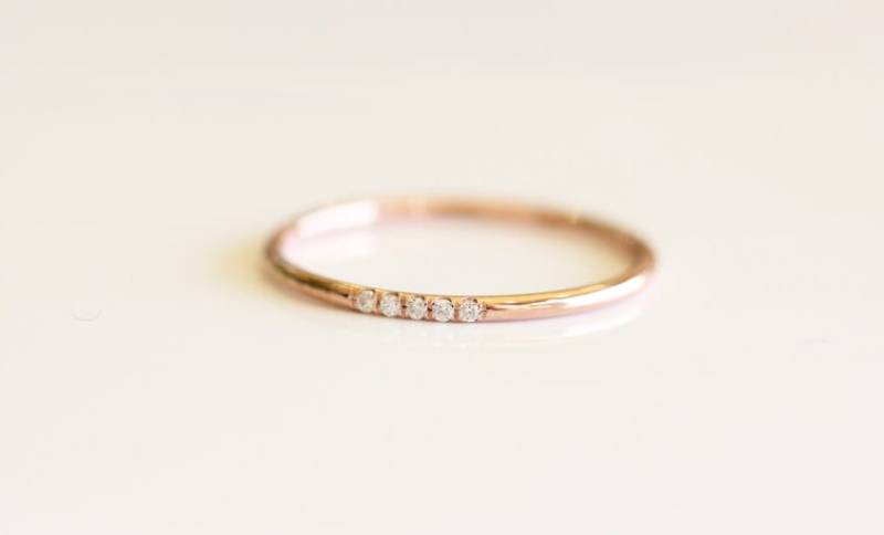 14K Rose Gold Micro Pave Diamant Ehering Dünner Stapelring von KHIMJEWELRY