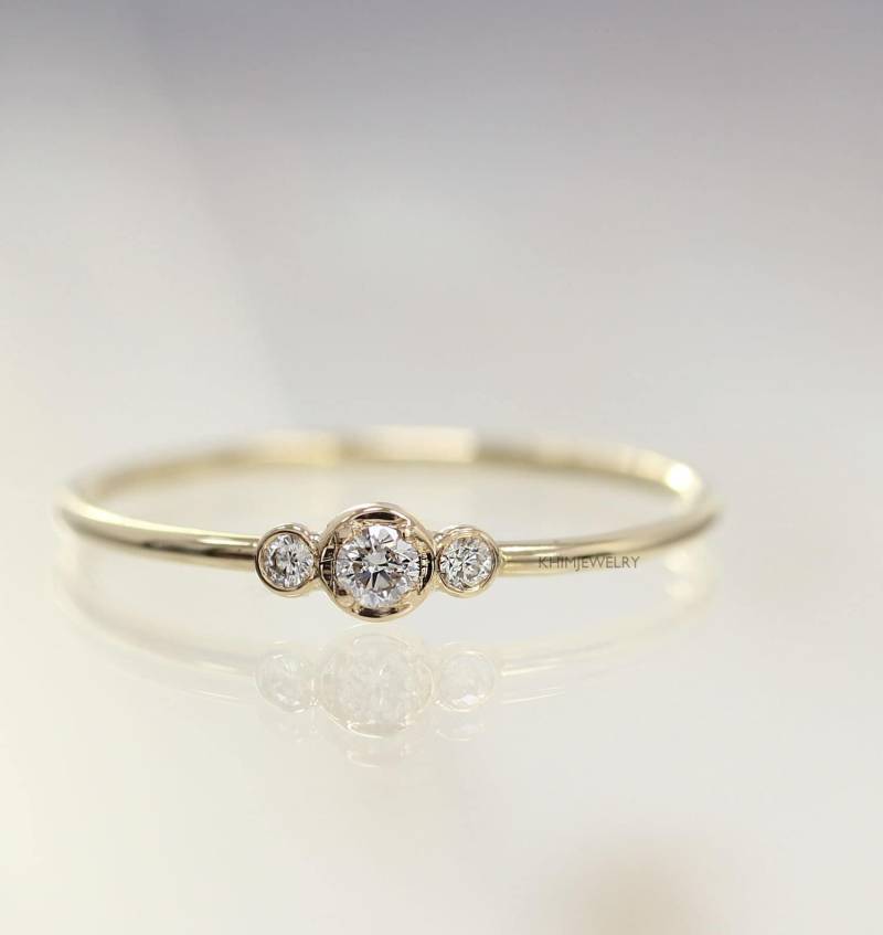 14K Gold Drei Stein Diamant Ring Bezel Set Ehering von KHIMJEWELRY