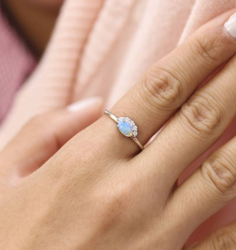 Gelbgold Opal Verlobungsring Diamantierte Halo Krone, Zierlicher Ehering von KHIMJEWELRY