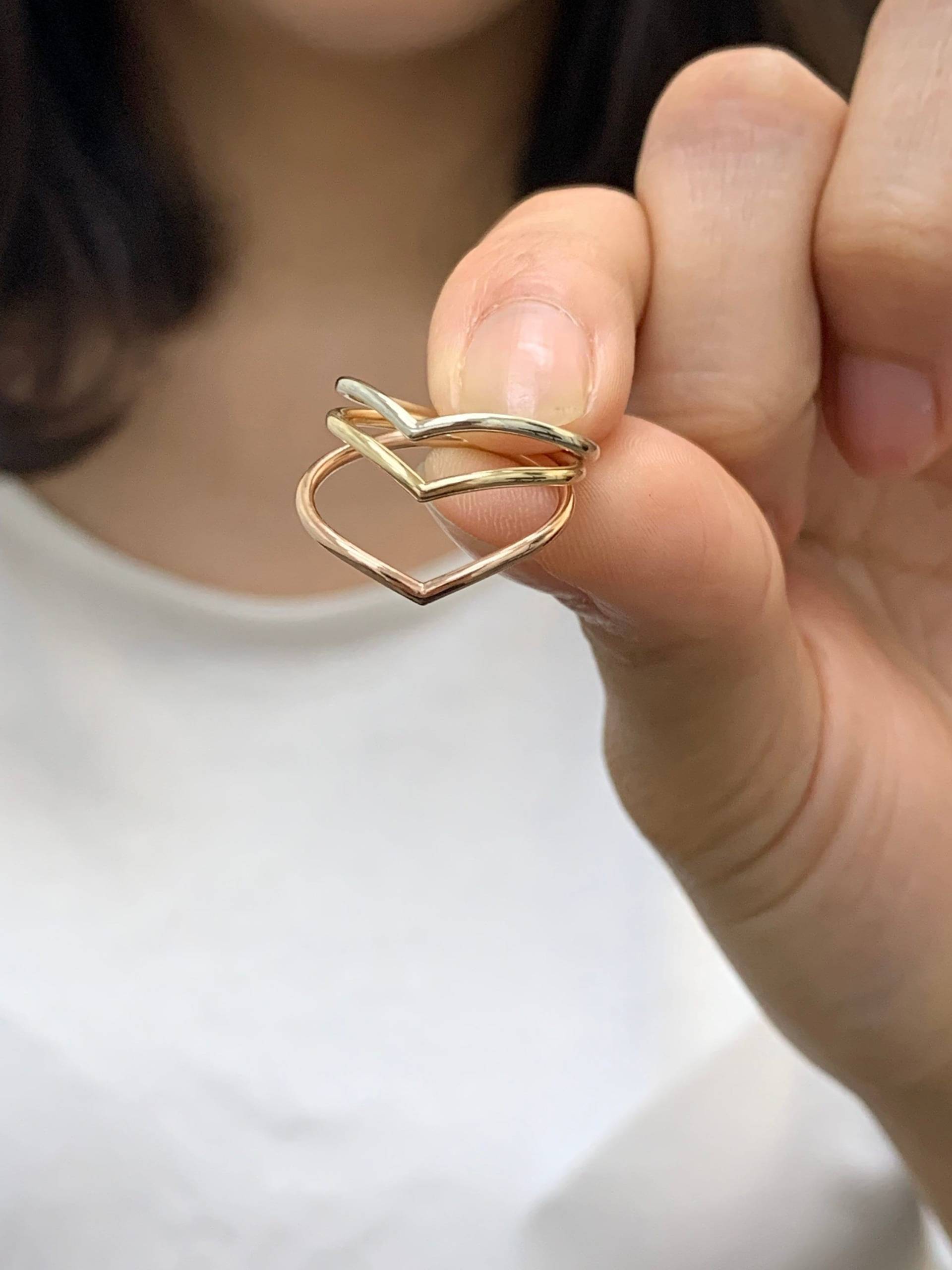 Handgemachter 585Er Gold Chevron Ring Dünnes Band von KHIMJEWELRY