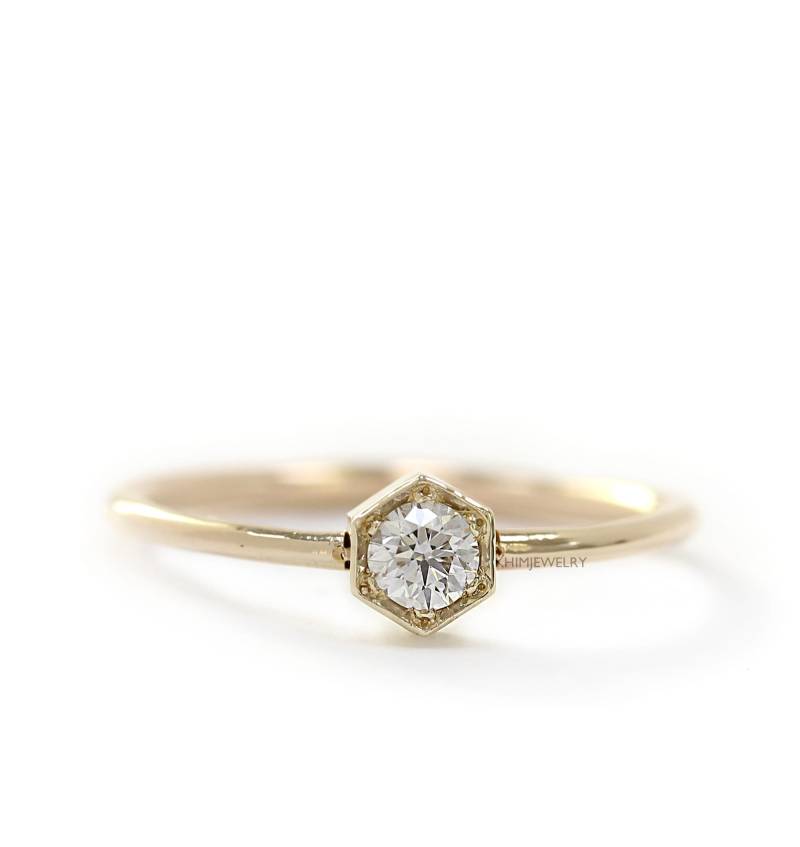 Handgemachte 14K Gold Hexagon Diamant Verlobungsring von KHIMJEWELRY