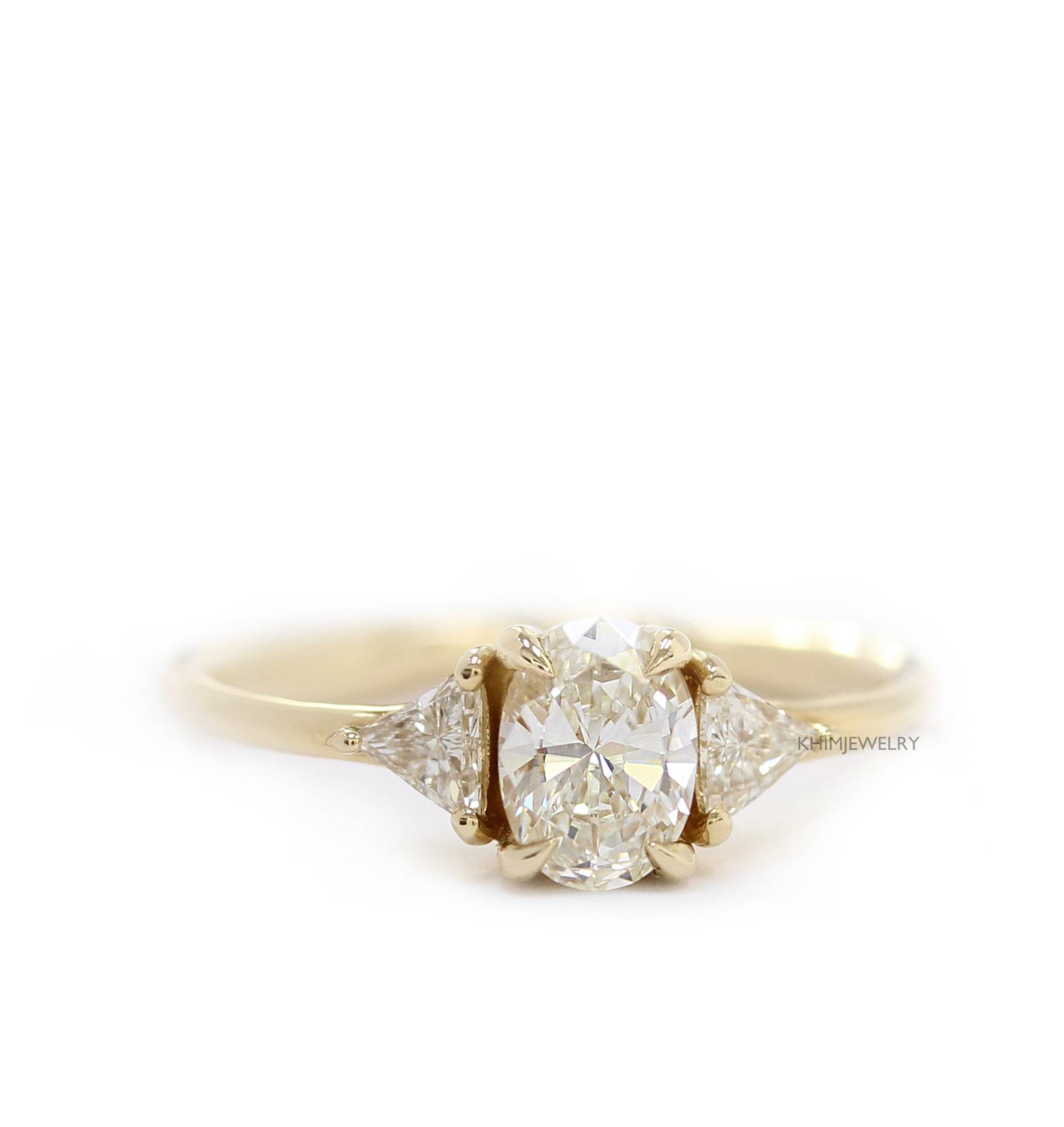 Oval Diamant Und Trilliant 14K Gold Verlobungsring Oval Diamant Und Trilliant 14K Gold Verlobungsring von KHIMJEWELRY