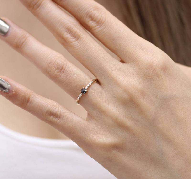 Rosenschliff Schwarzer Diamant Mit Brillantschliff Weißer Verlobungsring in Micro Pave-Einstellung, Schwarzer Runder von KHIMJEWELRY
