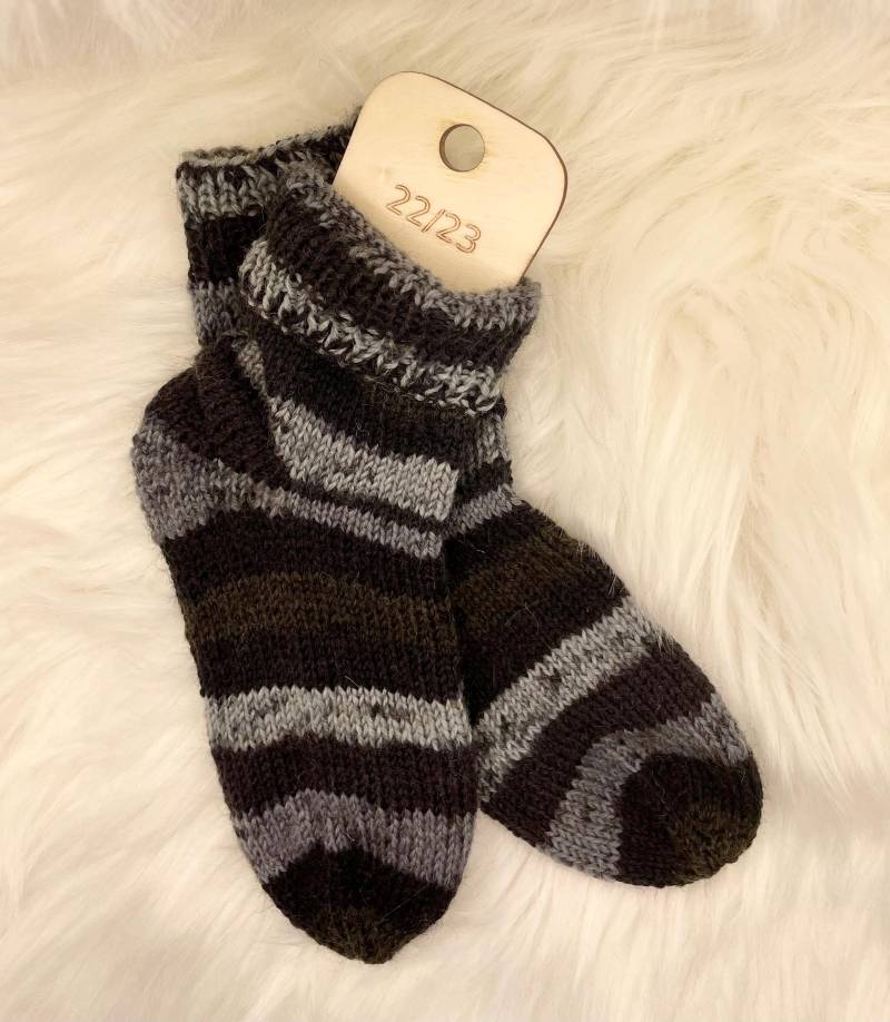 Handgestrickte Unikat-Socken - Natürlich. Warm. Einzigartig. Für Babys in Größe 22/23 von KHMdesignShop