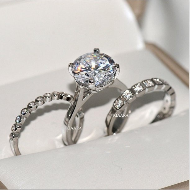 2 Ct Rundschliff Solitär Diamant Ehering Set, Moissanite Braut Verlobungsring 3 Stück Trio Ring 14K Massivgold Set von KIAARAJEWELS