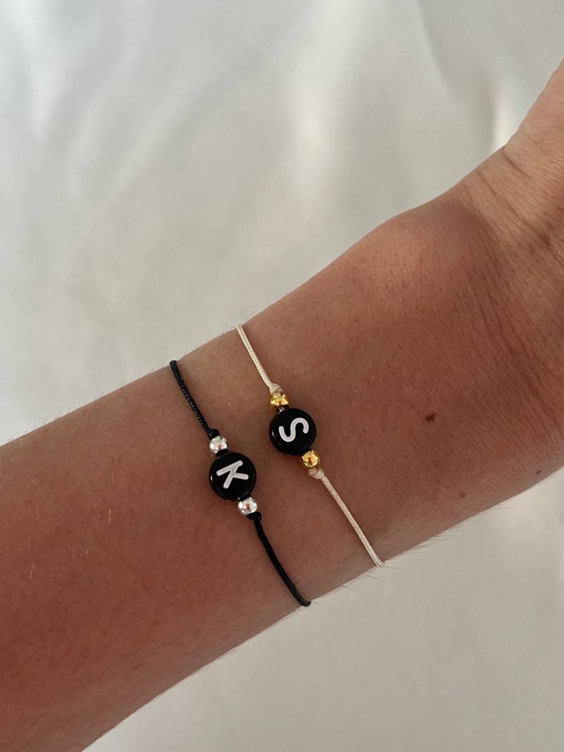 Armband "Initial", Anfangsbuchstabe, Minimalistisch, Acrylperle, Filigran, Partnerarmband, Gold/Silber von KIARTSBYKRISTINA