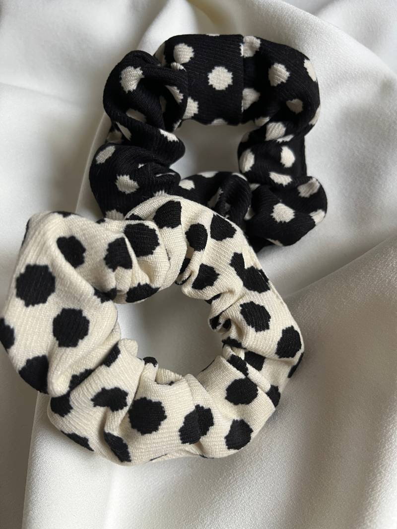 Scrunchie „Dotts", Schwarz, Beige von KIARTSBYKRISTINA