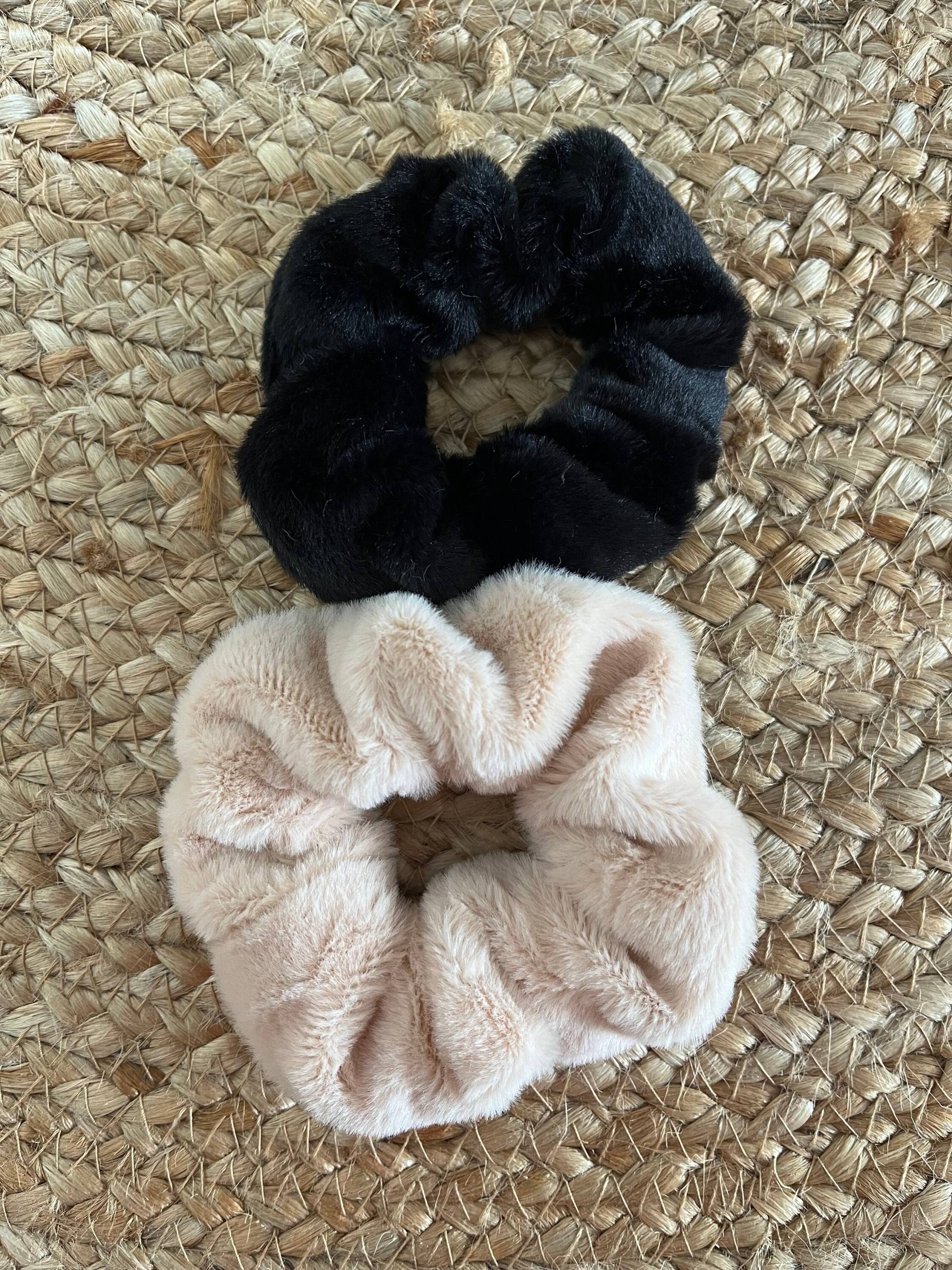 Scrunchie „Flauschi", Schwarz, Altrosa-Peach, Flauschig Scrunchie „Flauschi", Schwarz, Altrosa-Peach, Flauschig von KIARTSBYKRISTINA