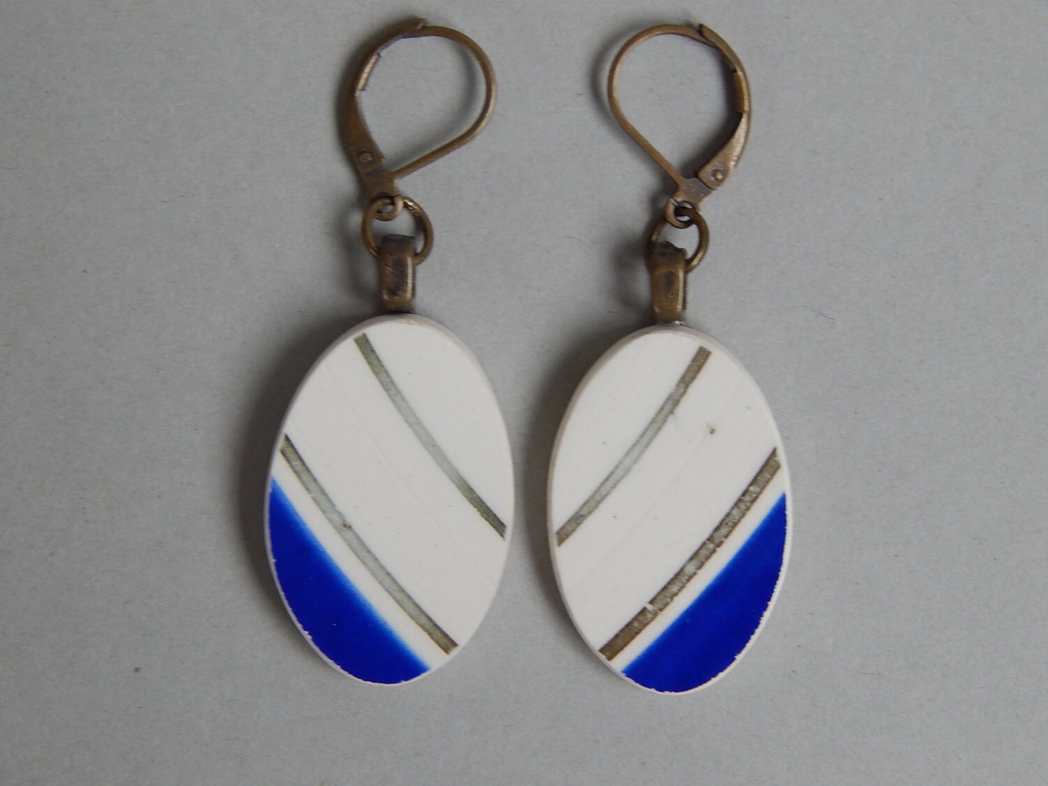 Recycelte Porzellanohrringe Upcycled China Handgemachter Schmuck Gebrochenes Porzellan Baumelnde Ohrringe Antikmessingohrringe von KICKANDGO