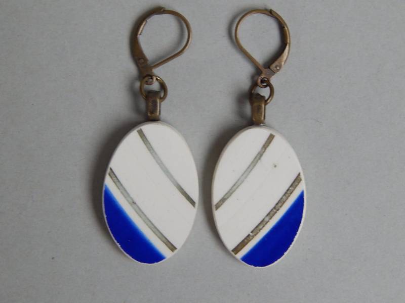 Recycelte Porzellanohrringe Upcycled China Handgemachter Schmuck Gebrochenes Porzellan Baumelnde Ohrringe Antikmessingohrringe von KICKANDGO