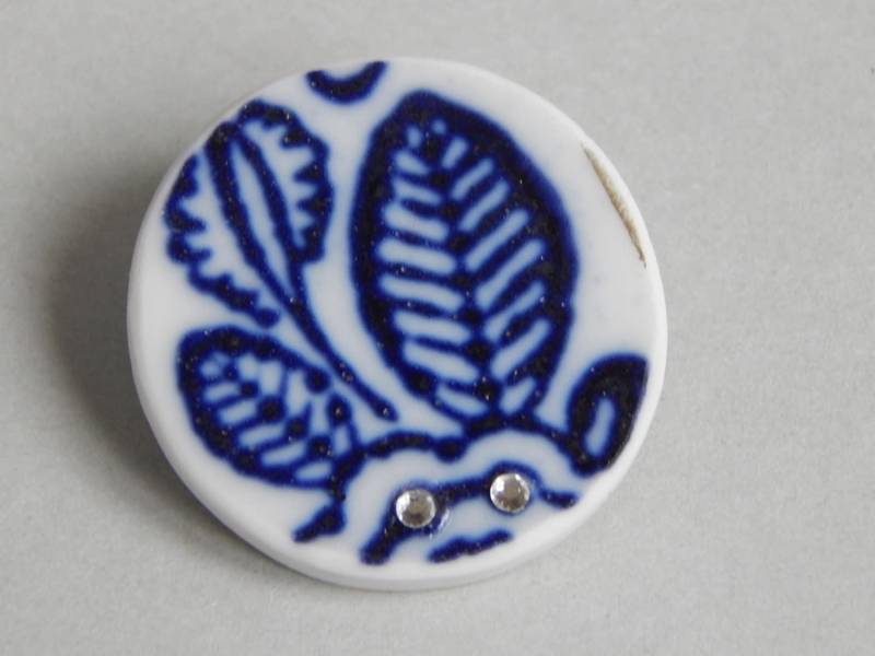 Recycelte Porzellanbrosche Handgefertigter Schmuck Blaue Und Weiße Gebrochene Upcycled Porzellan von KICKANDGO