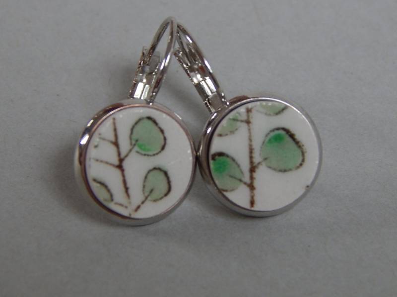 Recycelte Porzellanohrringe Grün Und Braun Porzellan Handgemachter Schmuck Gebrochene von KICKANDGO