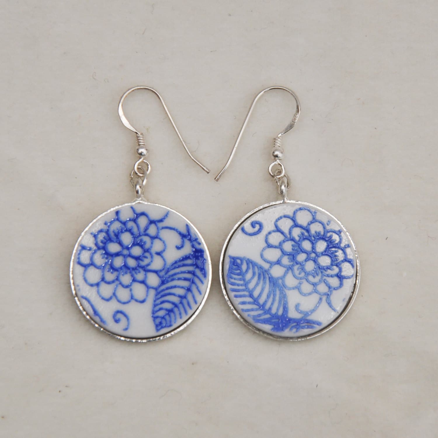 Recycelte Porzellanohrringe Handgemachte Ohrringe Blaue Und Weiße Gebrochene An Sterlingsilber-Fishhook-Brisuren von KICKANDGO