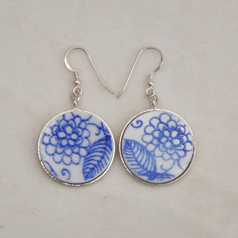 Recycelte Porzellanohrringe Handgemachte Ohrringe Blaue Und Weiße Gebrochene An Sterlingsilber-Fishhook-Brisuren von KICKANDGO