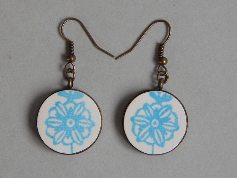 Recycelte Porzellanohrringe Handgemachte Upcycled Schmuck Blaue Und Weiße Ohrringe von KICKANDGO
