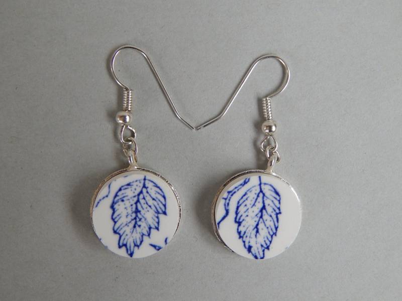 Recycelte Porzellanohrringe Handgemachter Schmuck Blaue Und Weiße Gebrochene An Fishhook Brisuren von KICKANDGO